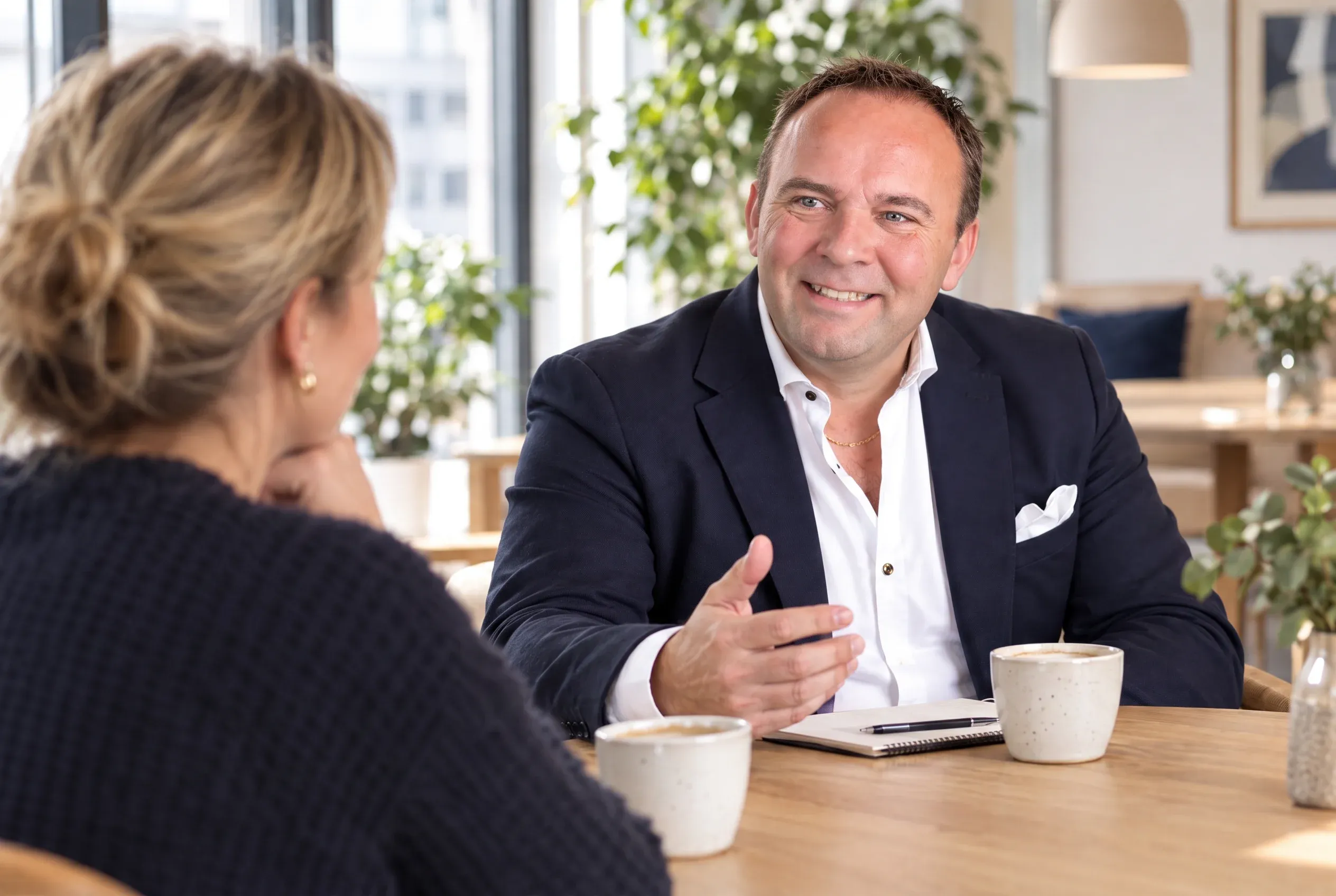 Jesper Nygaard i en uformel snak med en virksomhedsejer over en kop kaffe